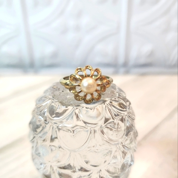 Avon Vintage Gold Tone Faux Pearl Flower Ring - Picture 2 of 5